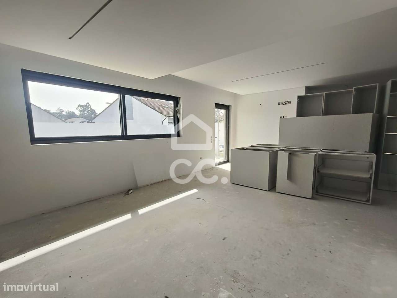 Moradia T3 Nova com 3 Suites, Jardim e Terraço – Design Contemporâneo-16