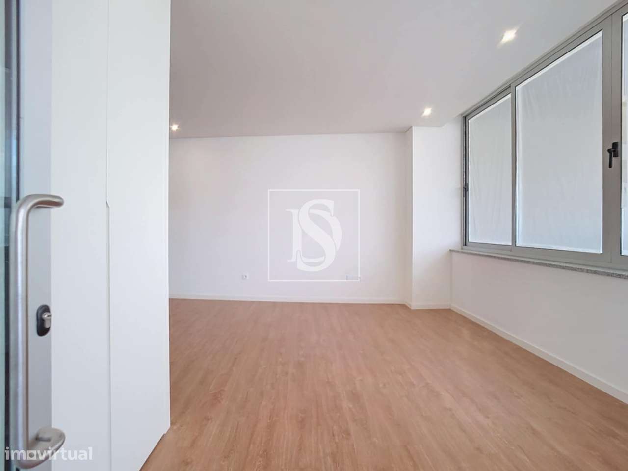 Apartamento T2 com duas suites, lugar de garagem e arrumos em Ermesind - Grande imagem: 2/40