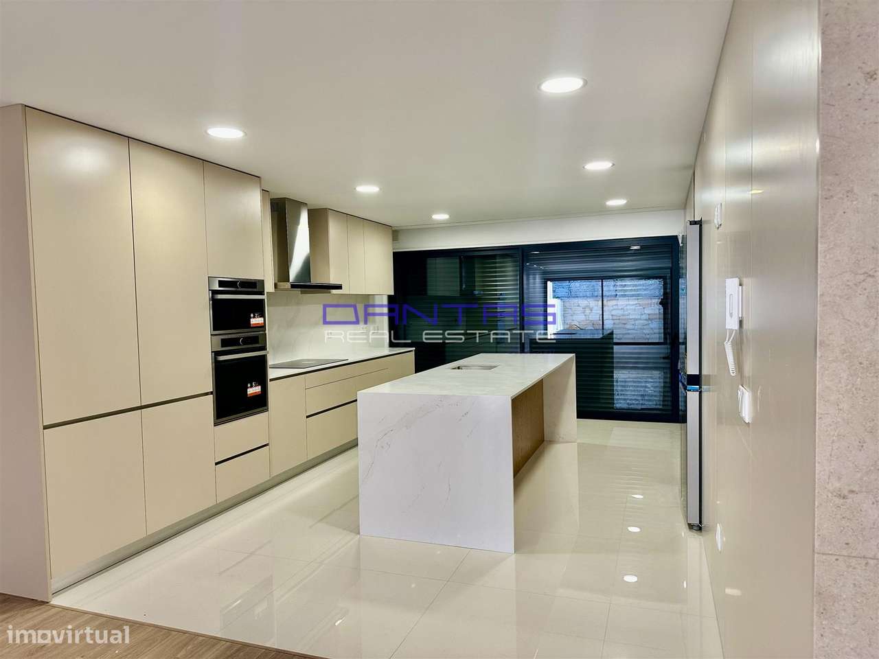 Moradia de gaveto T4, próxima ao Leclerc - Grande imagem: 4/53