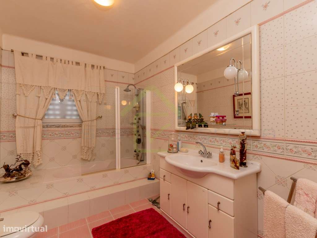 Moradia T4 a minutos dos acessos da A8 e perto das praias de região-21