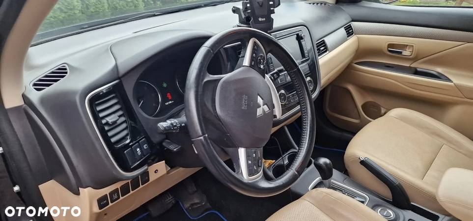 Mitsubishi Outlander 2.2 DID Instyle Navi 4WD - 11