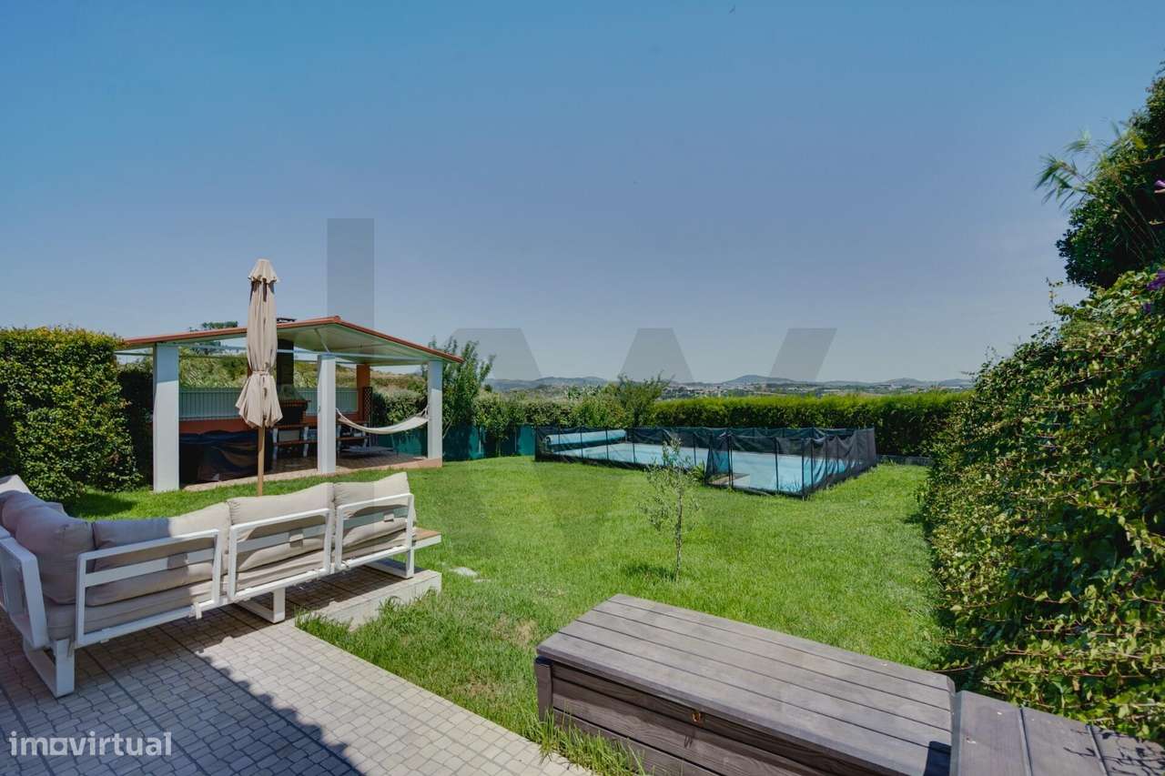 Fabulosa Moradia T4 com Piscina e Espaço Exterior-44