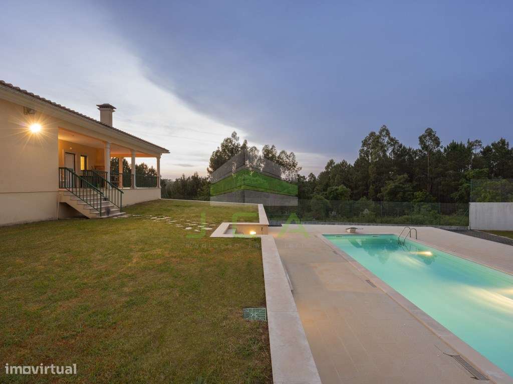 Moradia V4 com piscina e terreno-59