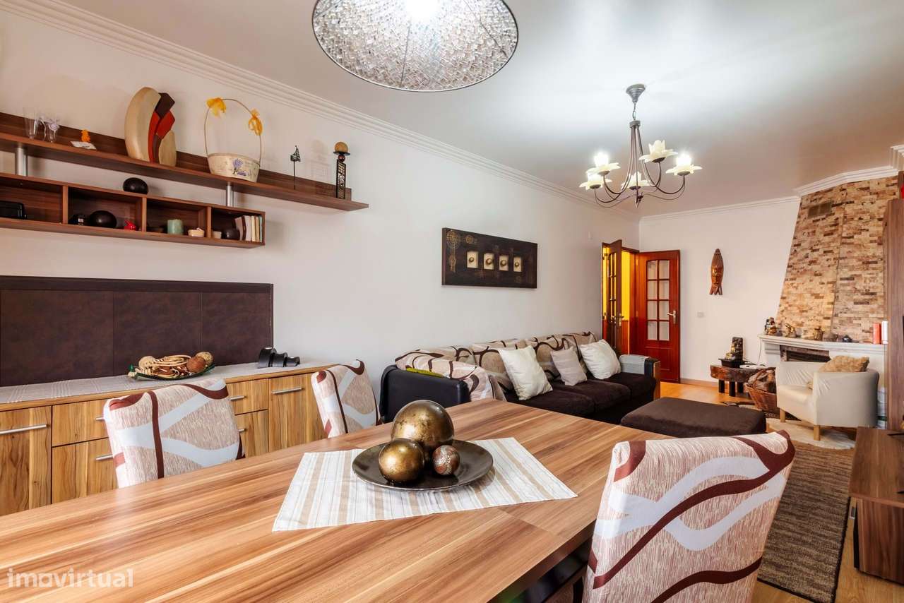 Apartamento T2 Remodelado c/ Lugar de Estacionamento em Mem Martins, S-8