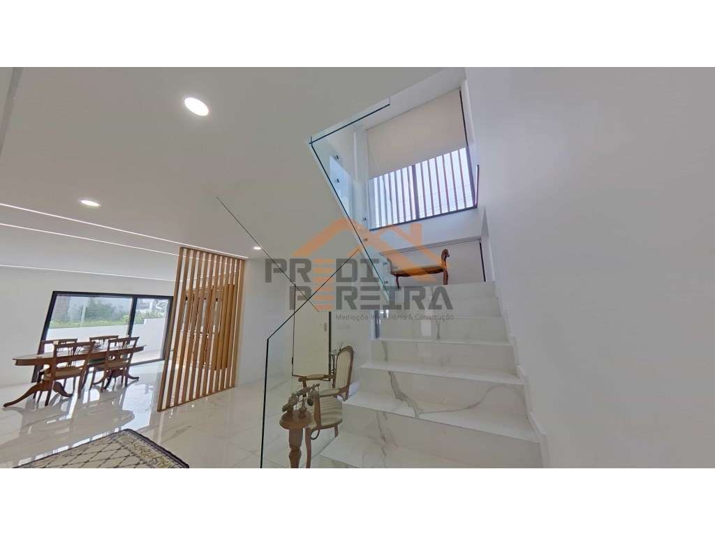 Moradia T3, situada no Casal da Silveira, em Famões-21