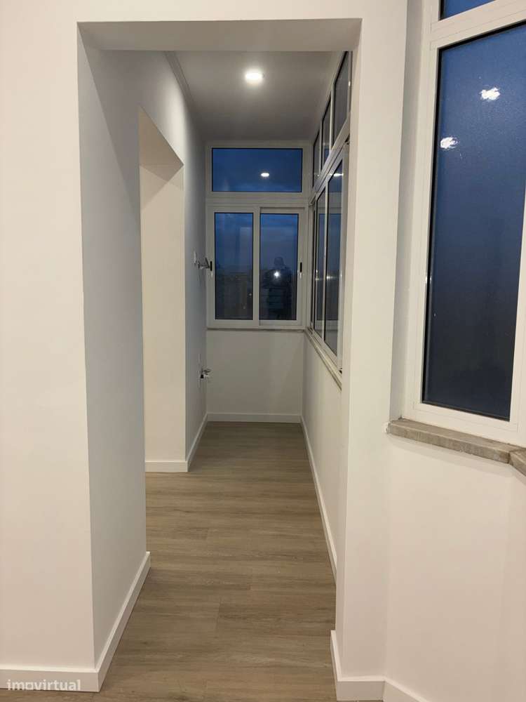 Apartamento Renovado com Vista Rio em Barreiro-15