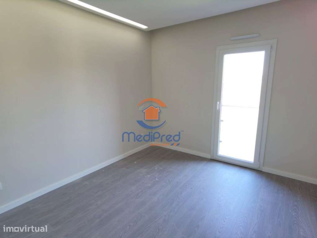 Apartamento T2, em condomínio privado, com BOX | Loures-16