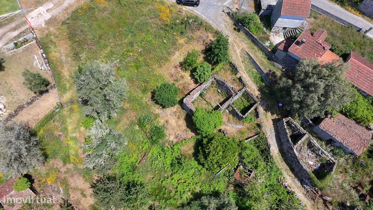 Terreno de 700m2 c/ Ruina-16