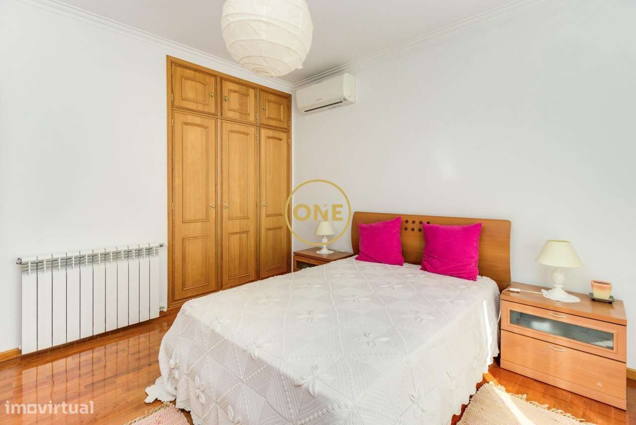 Moradia T4 com Jardim e Garagem na Ramada, Odivelas-14