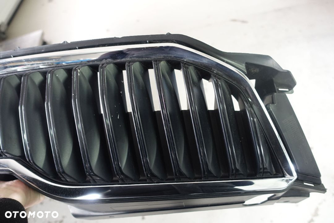 ATRAPA GRILL SKODA OCTAVIA III 15R.  5E0 - 4