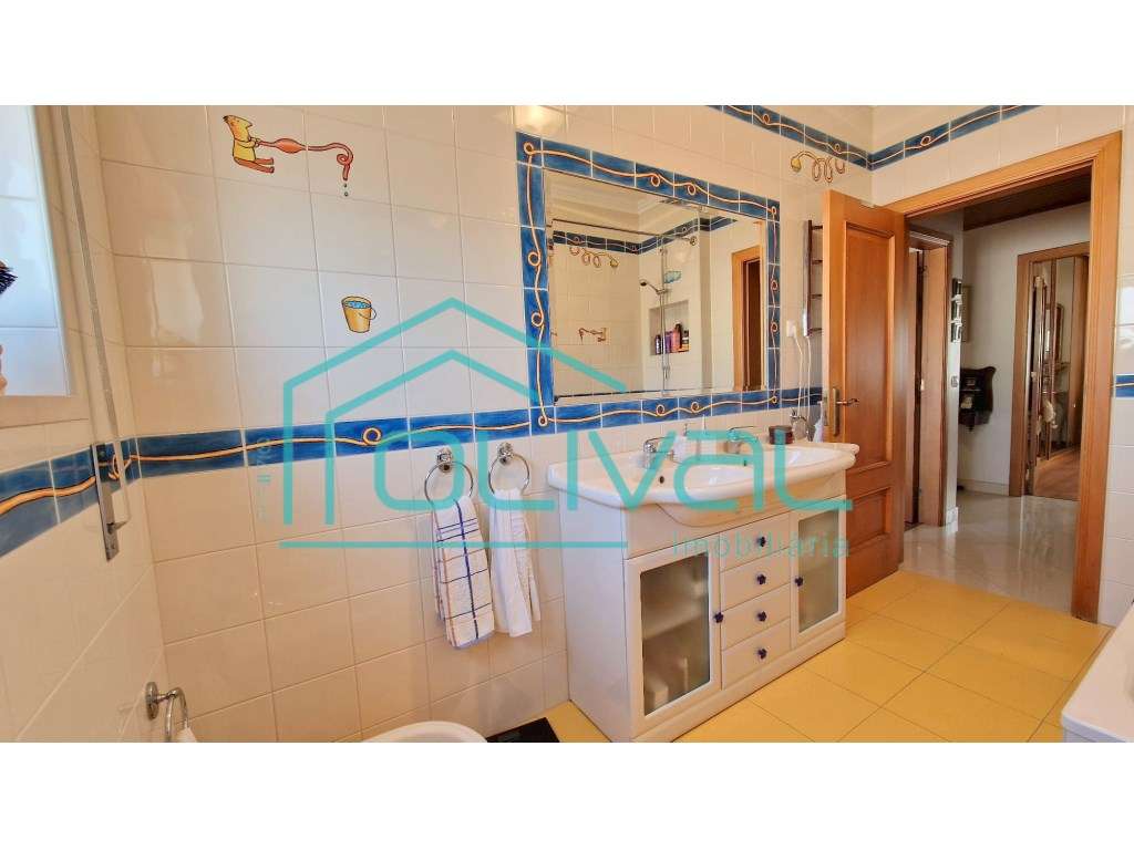 T4 com Arrecadação e Garagem Box no Centro de Benavente - Excelente...-18