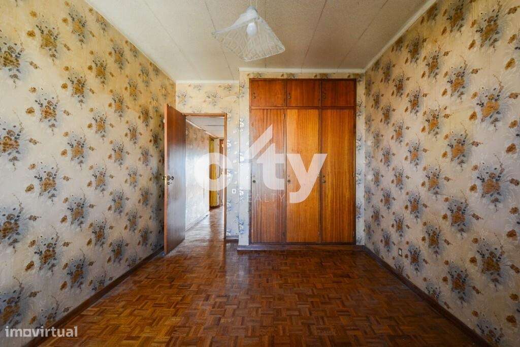 Apartamento T3 para remodelar situado na prestigiada Urbanização da Po-18