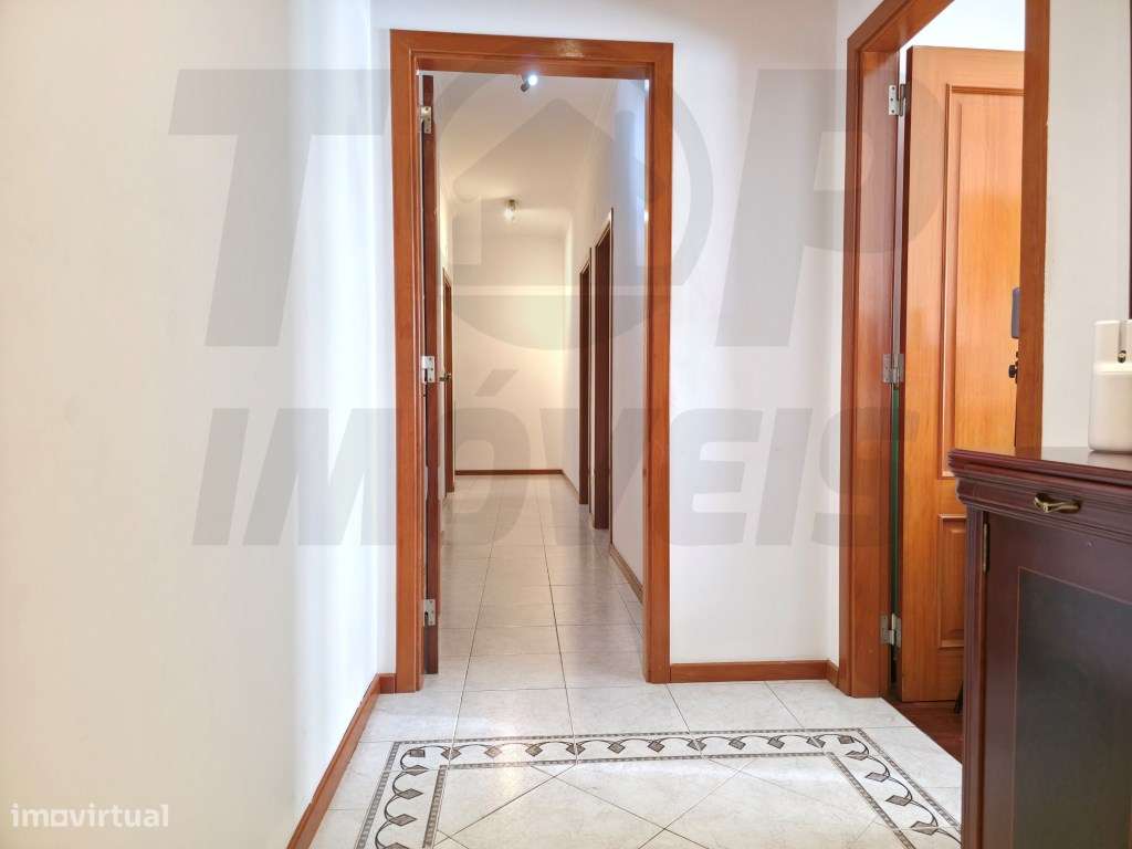 Apartamento T3 - na Rua 1º de Maio com parqueamento - Santa Clara, ... - Grande imagem: 5/22