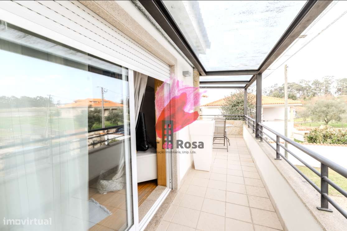 Casa Independente T4 + 2 com Piscina em Localização Privilegiada-9