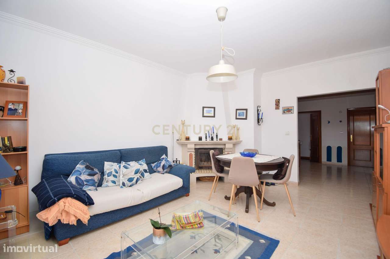 Apartamento T3, com 107 m² de área útil, estúdio musical com 40 m² e g-4