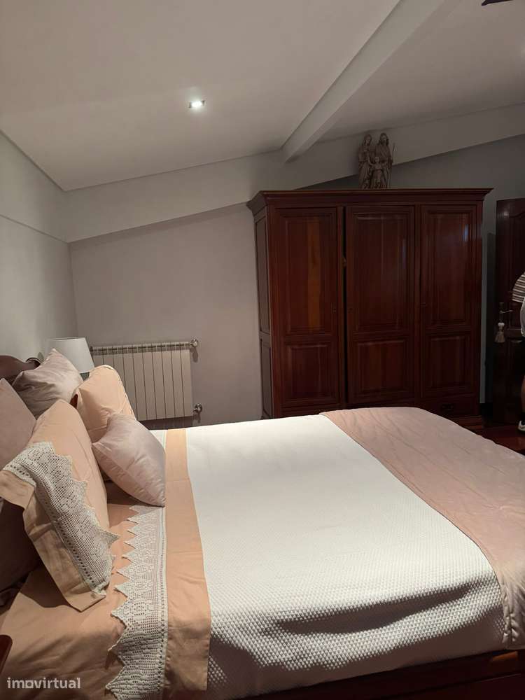 Moradia térrea T4 em pedra com 386m2 e terreno com 6.000m2, anexos.-37