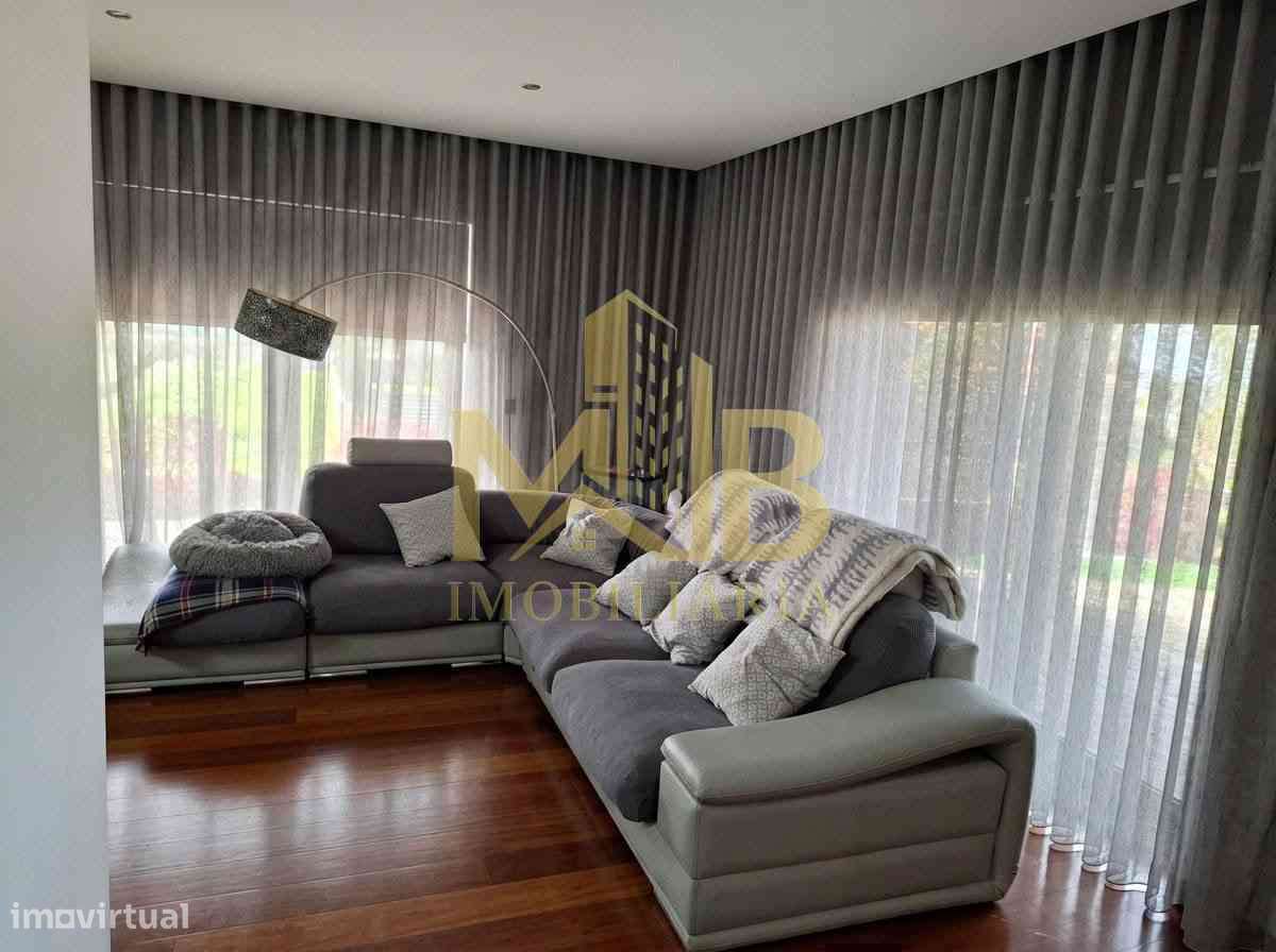 T4 com varanda, jardim e excelente localização - Grande imagem: 2/9