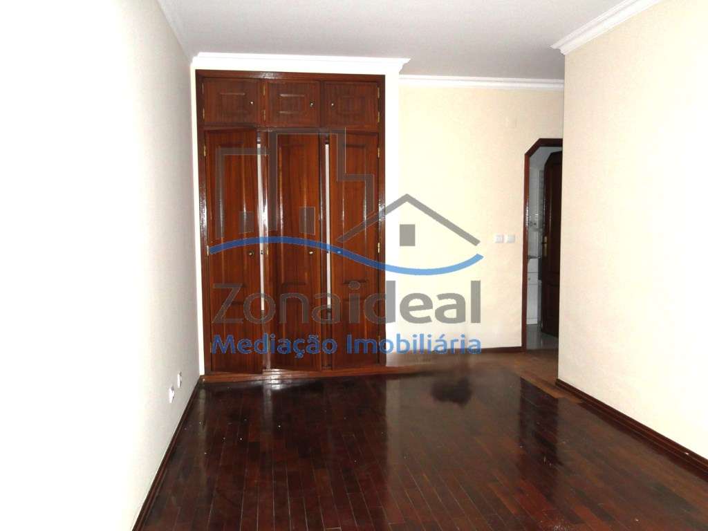 Apartamento T3 com parqueamento e arrecadação , localizado em Pared...-4