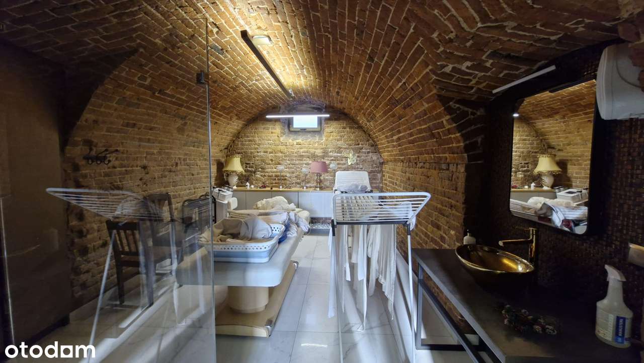 Przepiękny Pałac Tarnowskich czeka na nabywcę.-11