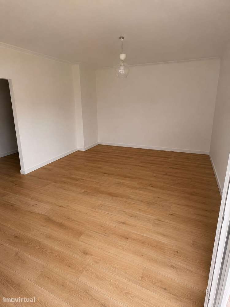 Apartamento T2 remodelado (r/c) com uma arrecadação generosa-4