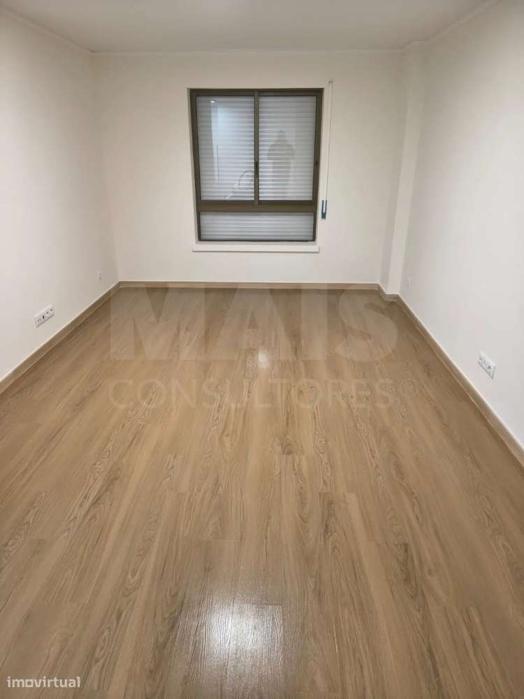 T2 Renovado, R/C Alto, Excelente Localização - Grande imagem: 3/9