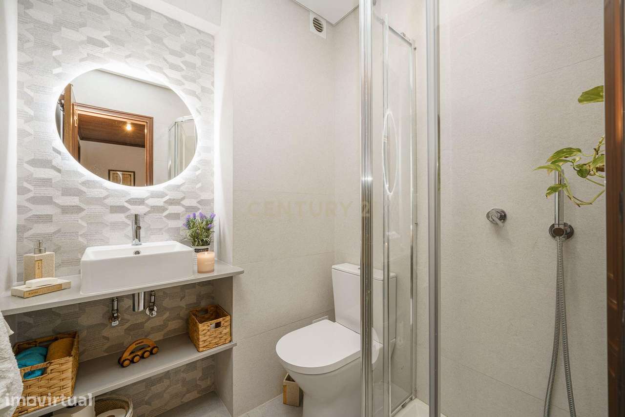 APARTAMENTO T4  CONVERTIDO EM T3 , SEMI REMODELADO, EM SETÚBAL-8