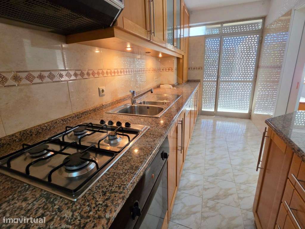 Apartamento T2 Renovado em São João da Madeira-0