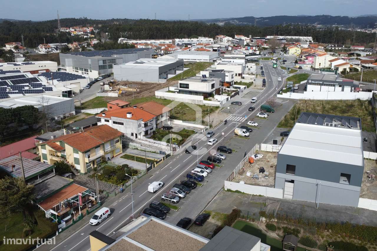 Apartamento T4 totalmente renovado com 160 m² no centro de Nogueira, M-11