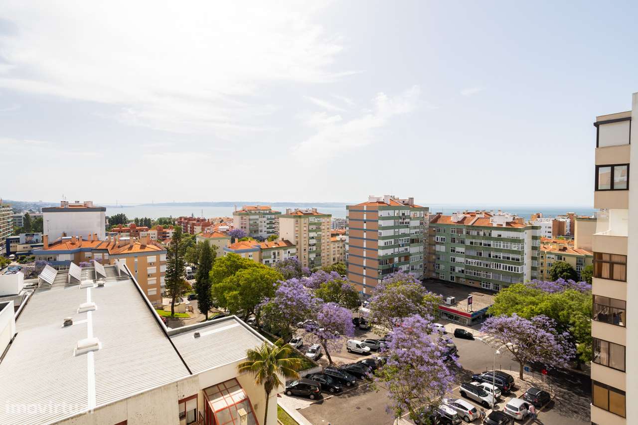 Apartamento T2 Remodelado com Vista Desafogada sobre o Tejo no Centro-24