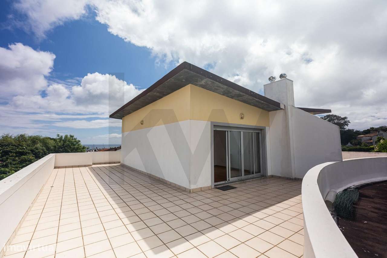 T2 Duplex com 132 m2, Terraço de 60 m2, Estacionamento e Vista sobre P-6