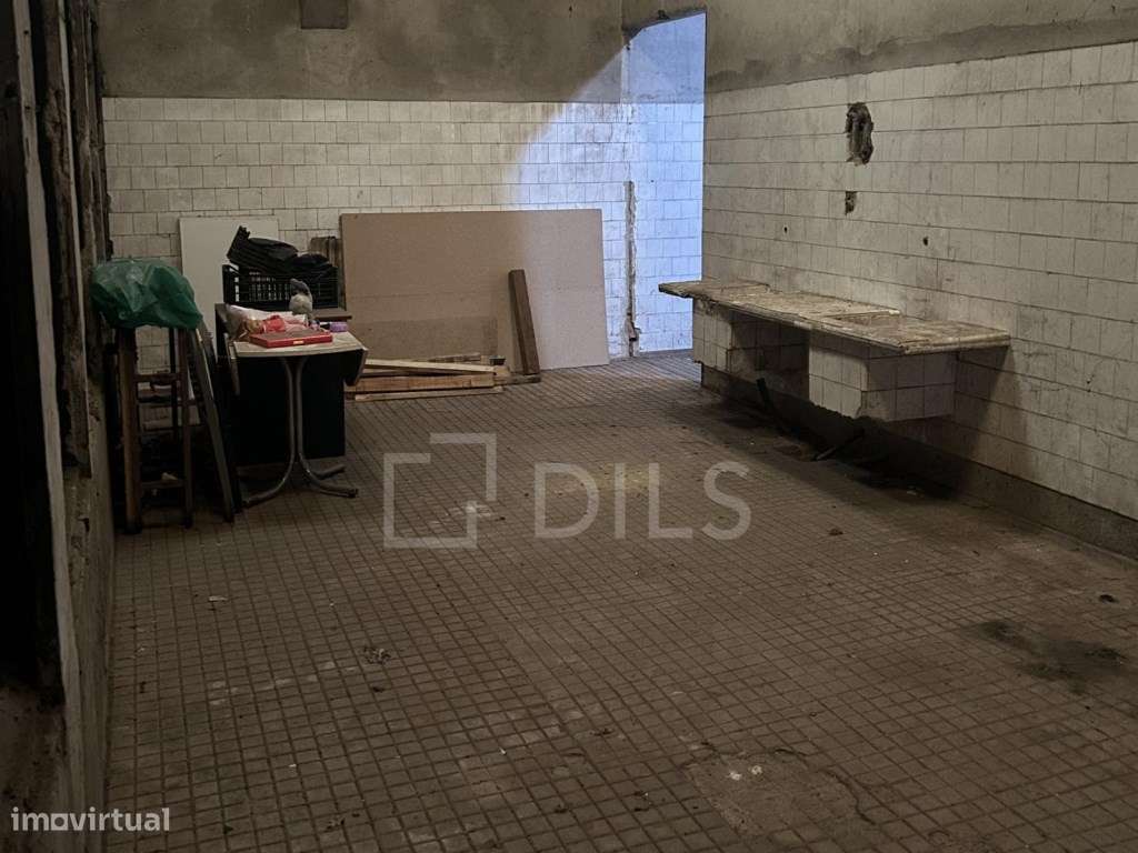 Prédio com 460m2 e amplo terreno, em Milheiros, Maia - Grande imagem: 5/15