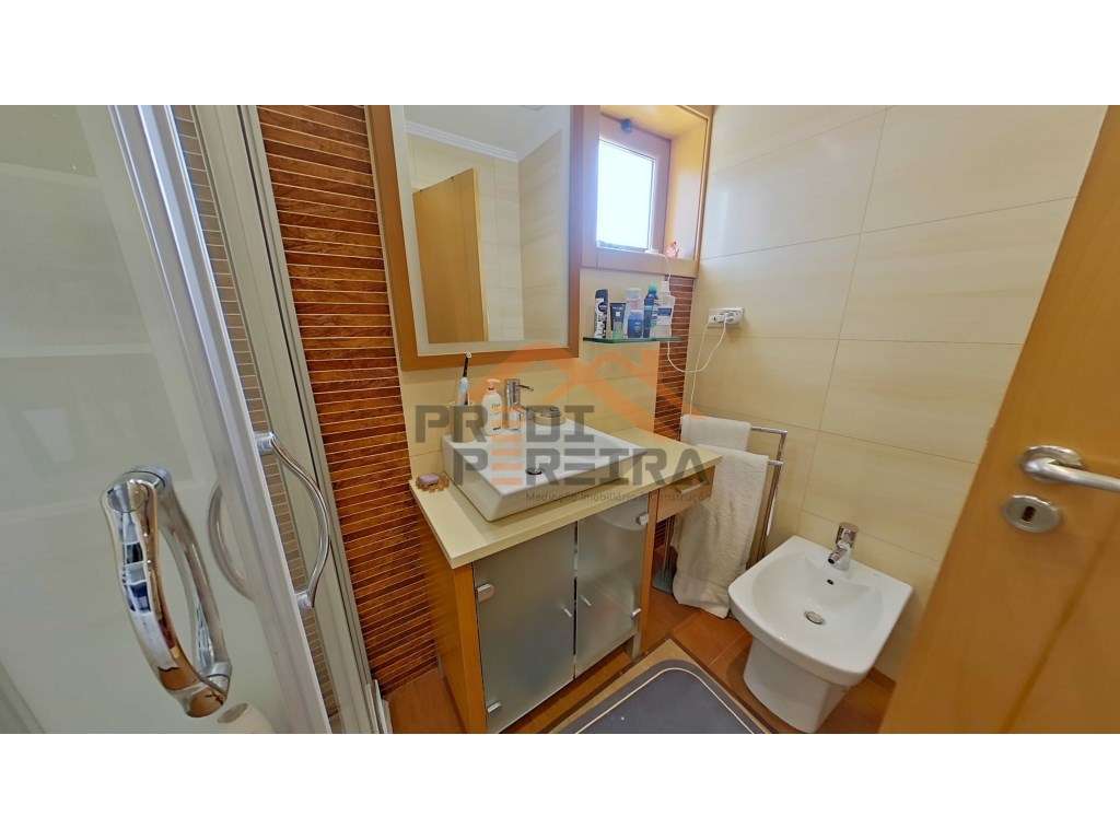 Situado na Urb. Colinas do Cruzeiro, T3 com três varandas e box par...-17