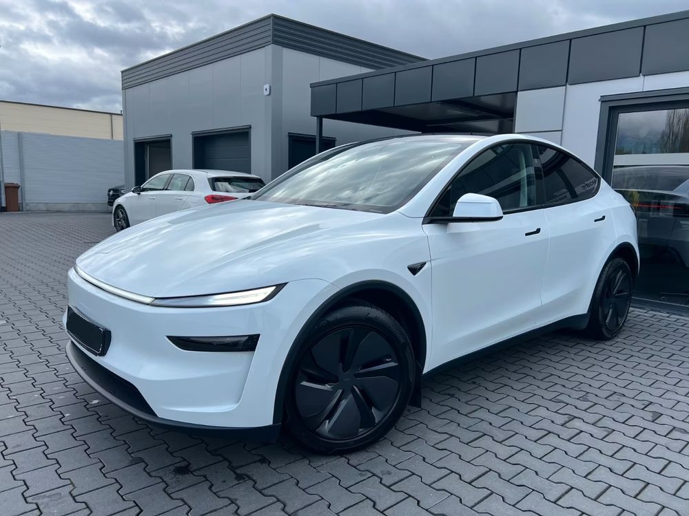 Tesla Model Y Standard 2025