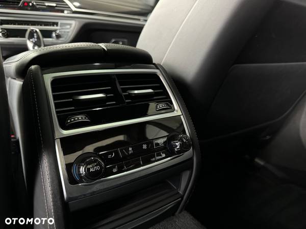 BMW Seria 7 750i xDrive - 32