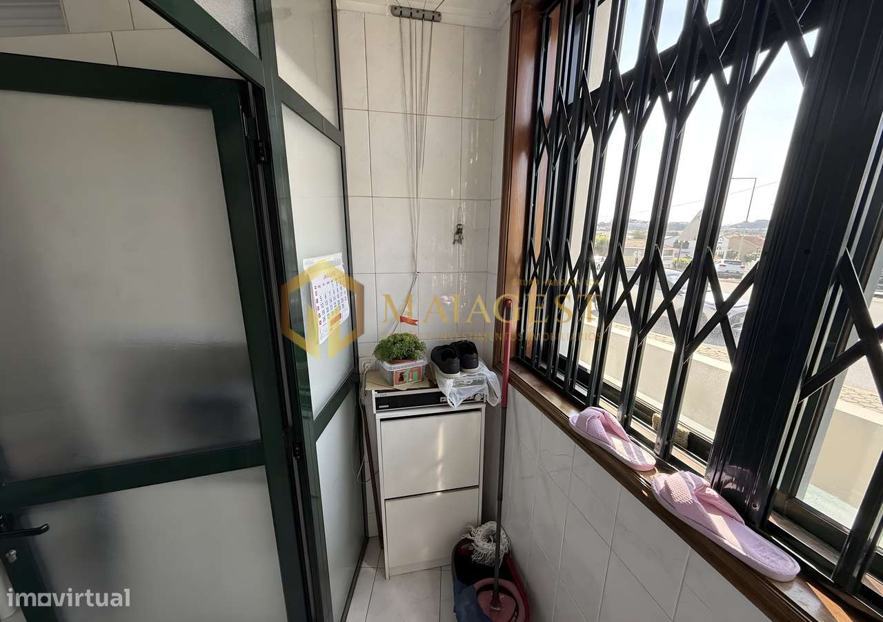 Apartamento T2 Renovado na Madalena com Garagem e Arrumos-13