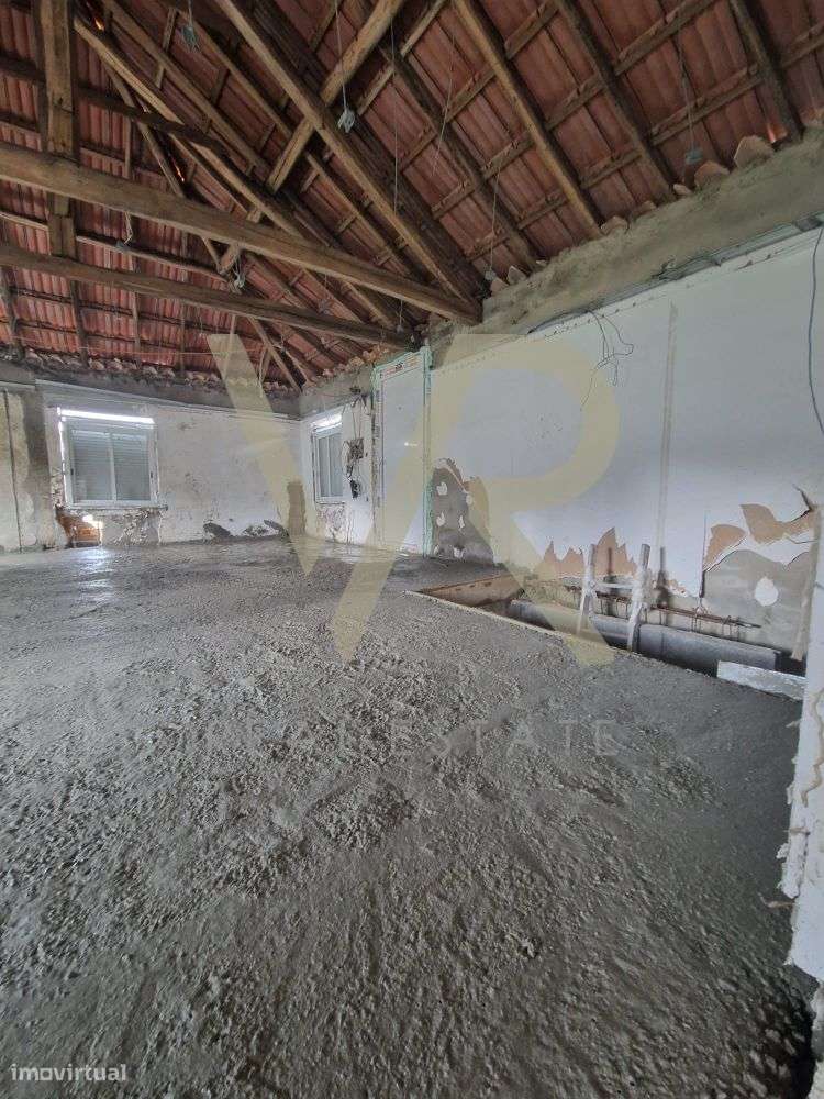 Moradia para Remodelação com Terreno Generoso em Ourém-23