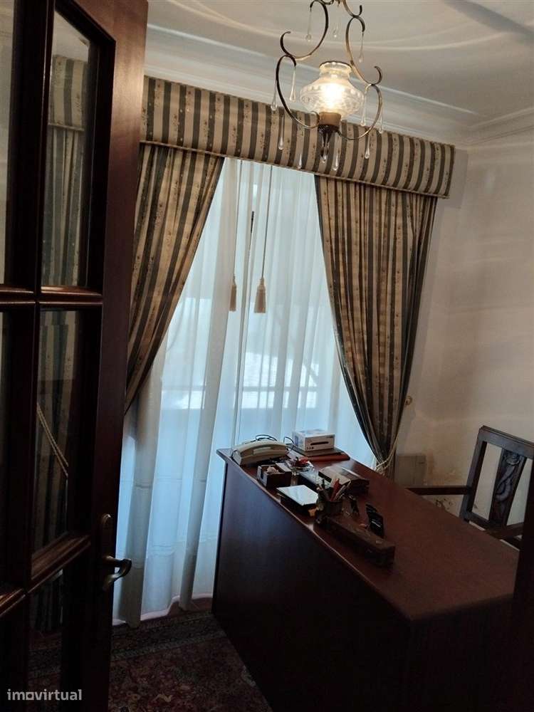 Moradia de Grande Dimensão com Potencial Habitacional, Turístico e de-20