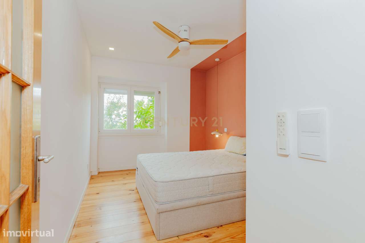 T2 exclusivo, totalmente remodelado e mobilado, com logradouro privati-18