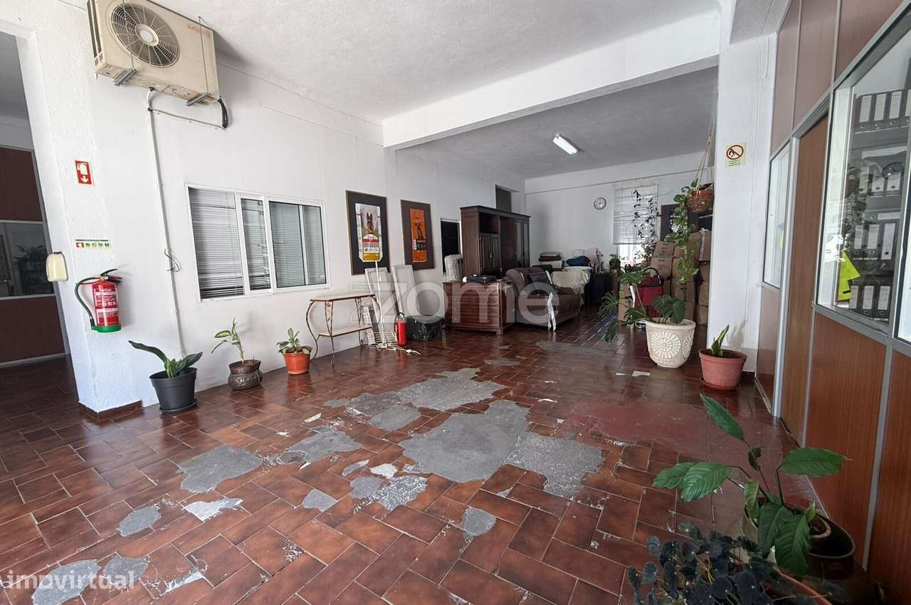 Armazém com 600 m² – 2 Pisos, Escritórios e Excelentes Acessos-5