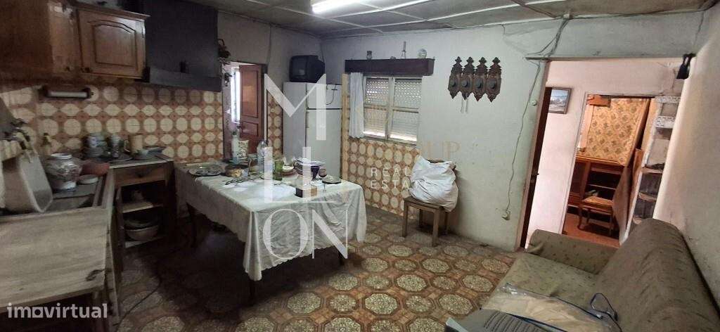 Moradia T2 bifamiliar com grande potêncial e excelente localização:-24