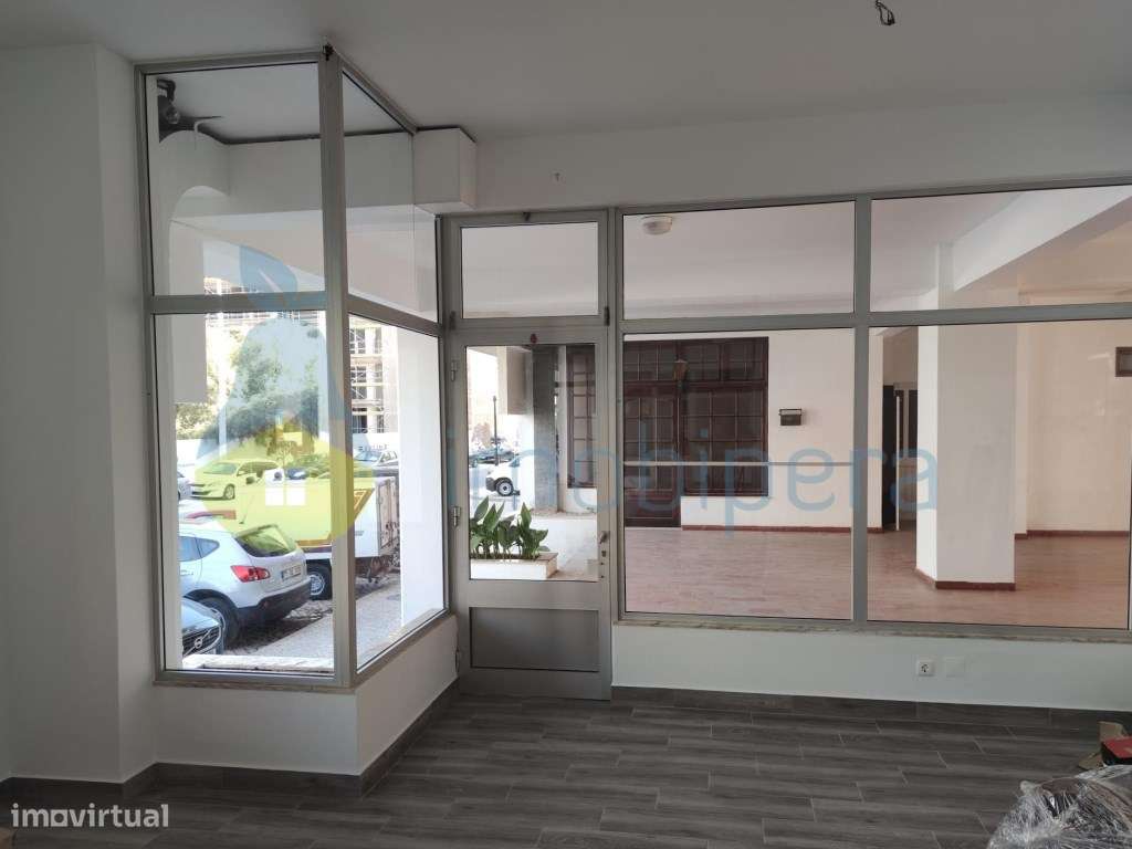 Loja para venda em Armação de Pêra a 150 metros da Praia - Grande imagem: 2/10