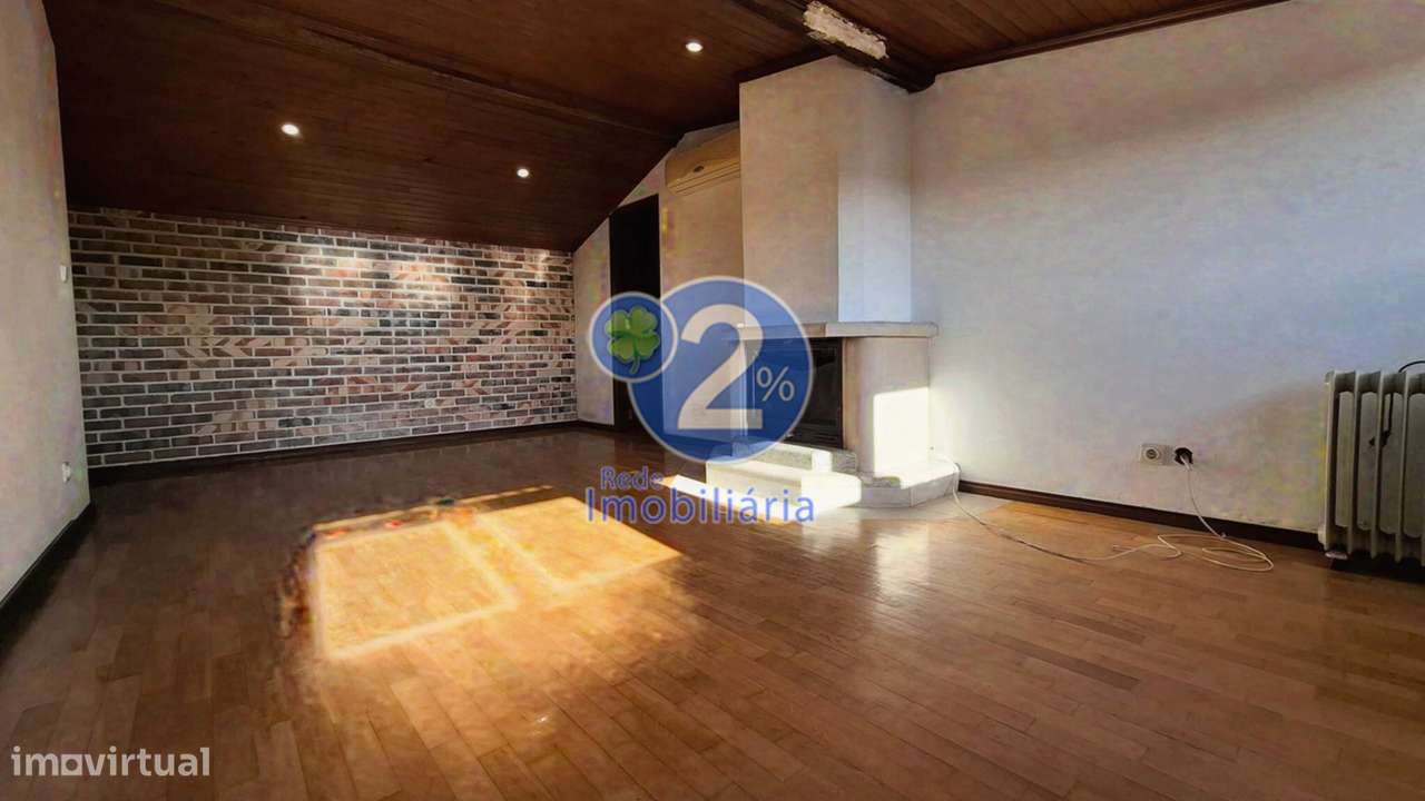 Apartamento T5 Duplex com Logradouro - Pousos-48