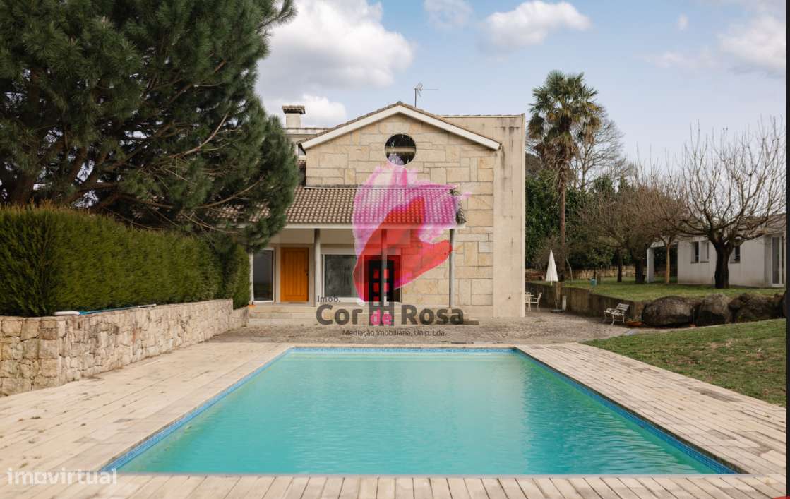 Casa Independente T4 + 2 com Piscina em Localização Privilegiada-27