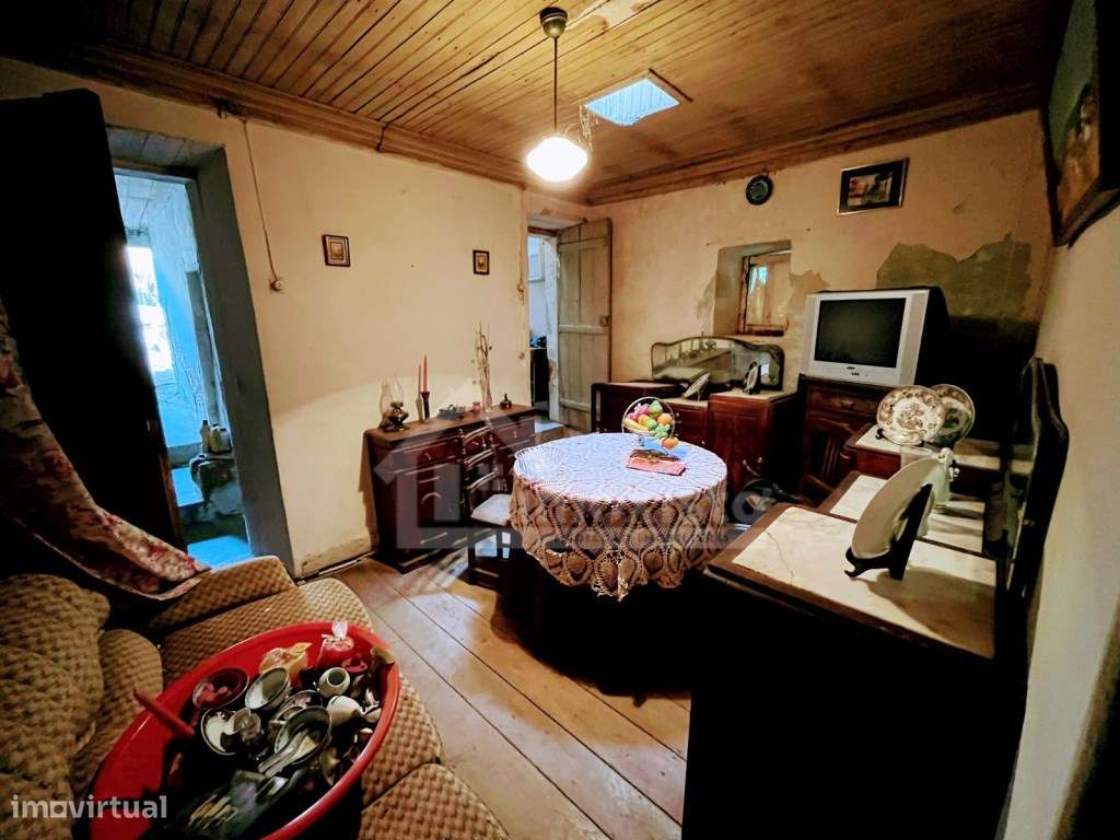 Moradia T1 pronta para reabilitar em Figueiró dos Vinhos-6