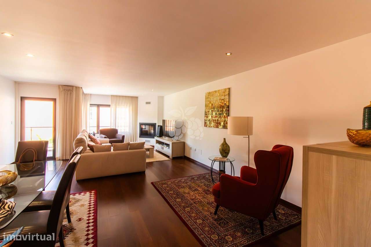 T4 duplex nos "Terraços da Guia" em Cascais com garagem e piscina-6