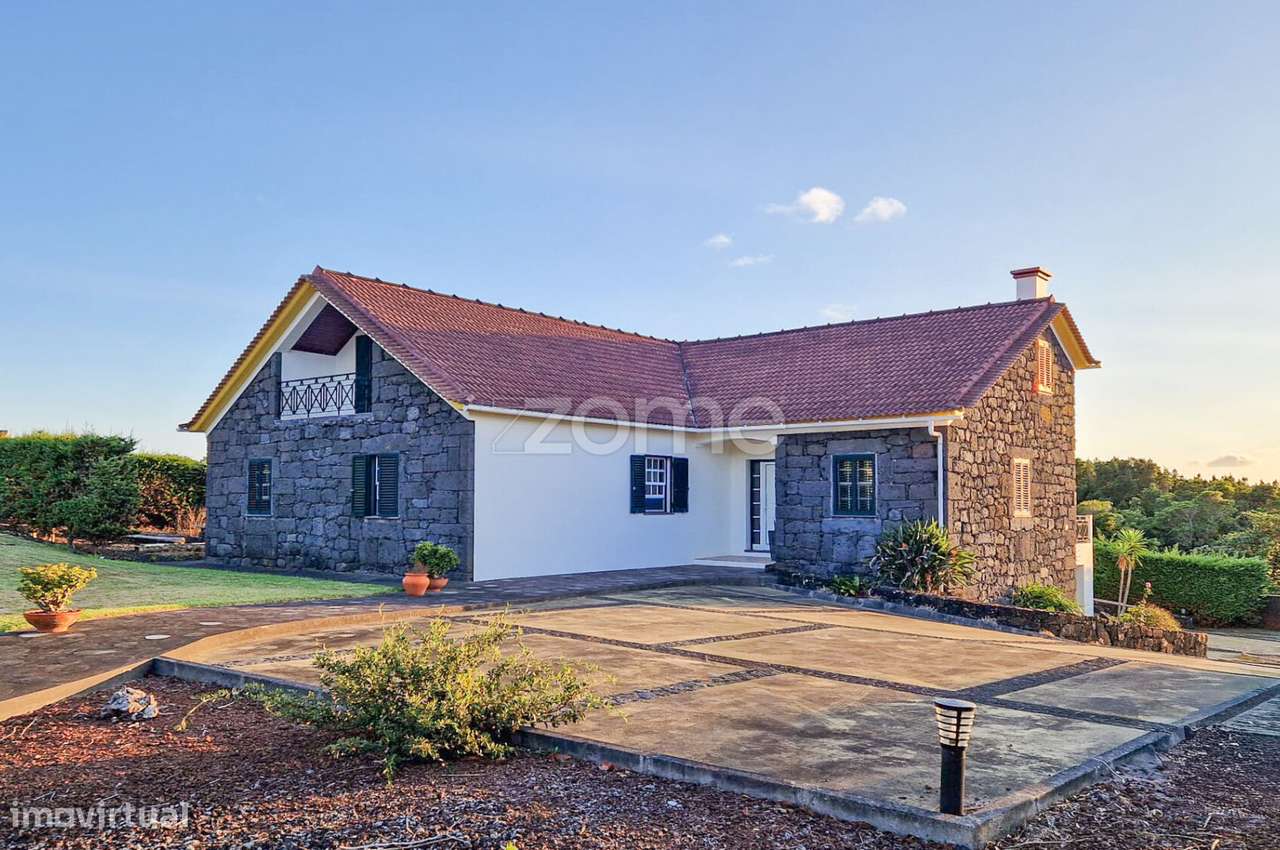 Moradia T4+1 na Ilha do Pico com Terraço Panorâmico e Vista Mar - Grande imagem: 2/36