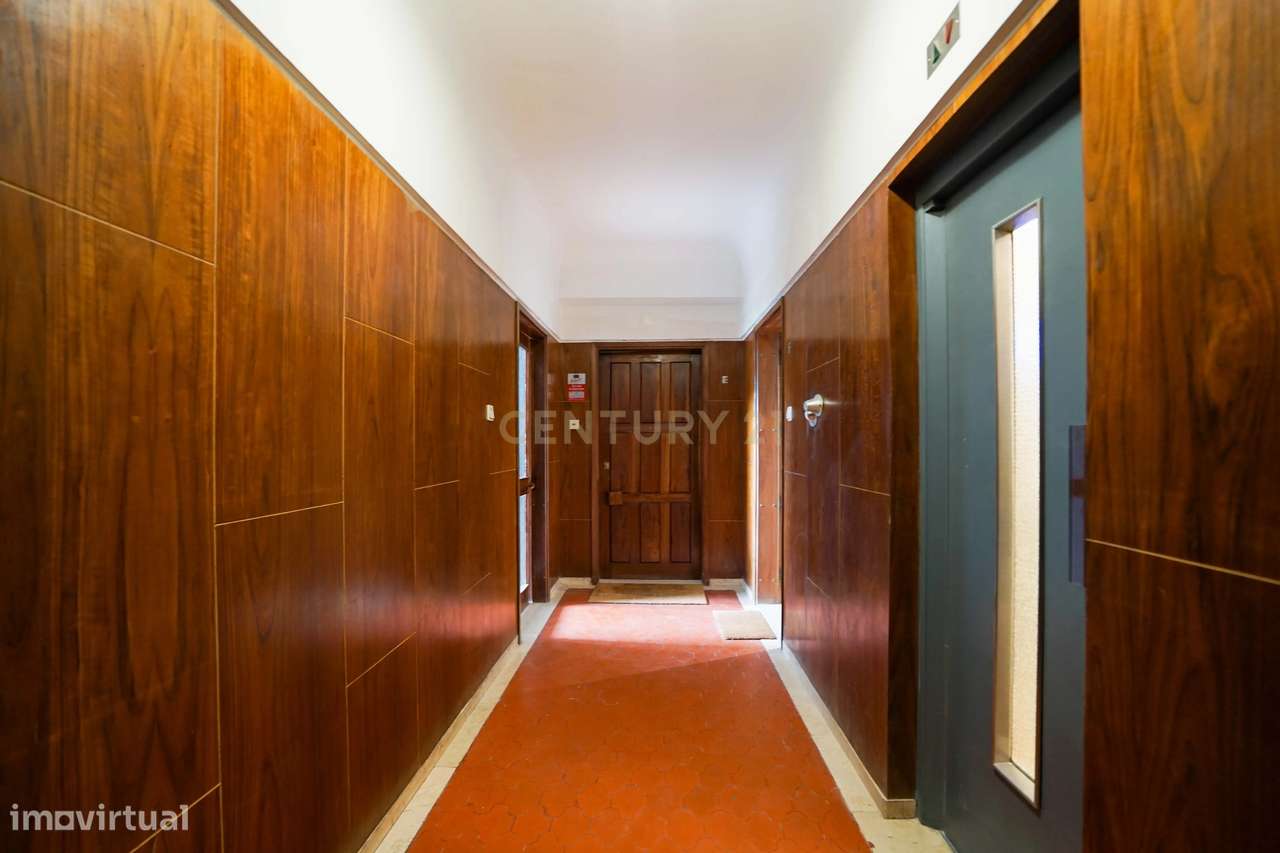 T2 transformado em T3, totalmente remodelado, localizado numa das zona-6