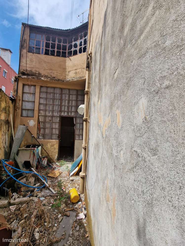Moradia de dois pisos para remodelar - centro da Amadora-26