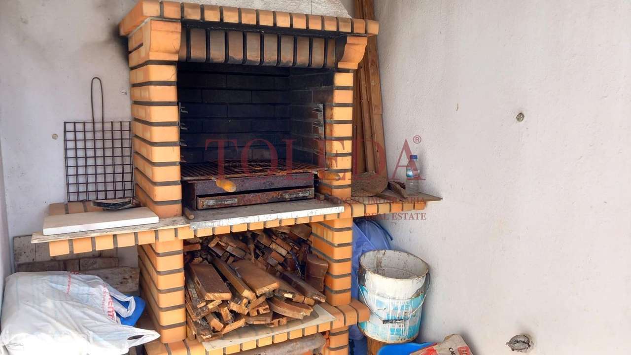 Moradia Bifamiliar com 2 T3 em Vialonga-37