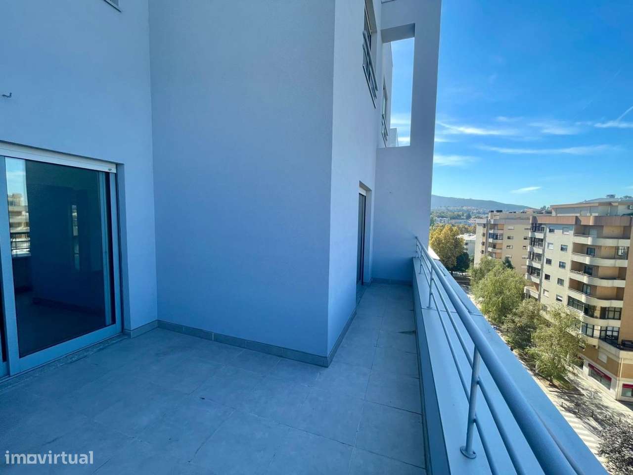 Apartamento T5 Duplex com Terraço, Lareira e Garagem em Zona Premium-5